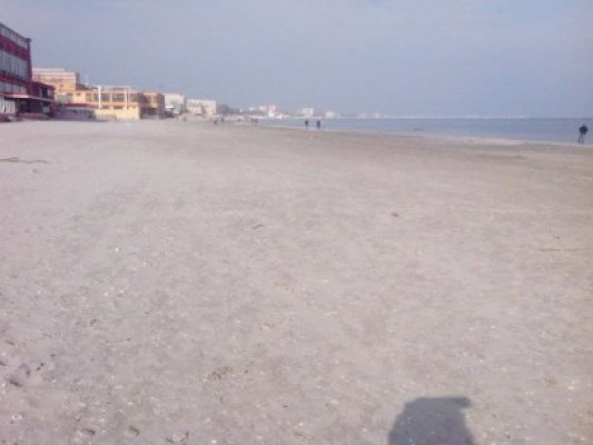 Plaja din Mamaia, plină de constănţeni dornici să facă plimbare în aer liber